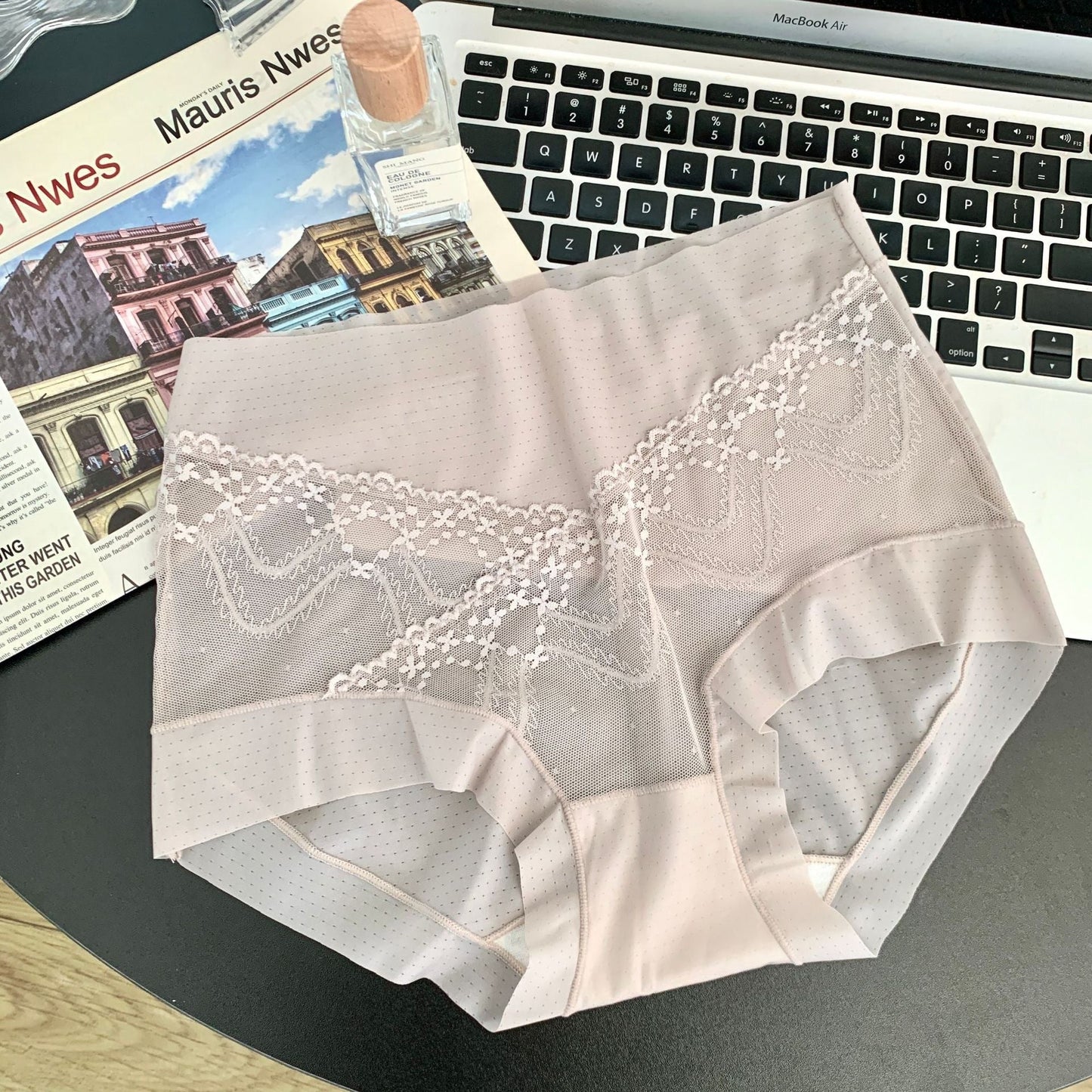 Breathable Ice Silk Lace High Waist Hip-hugging Briefs